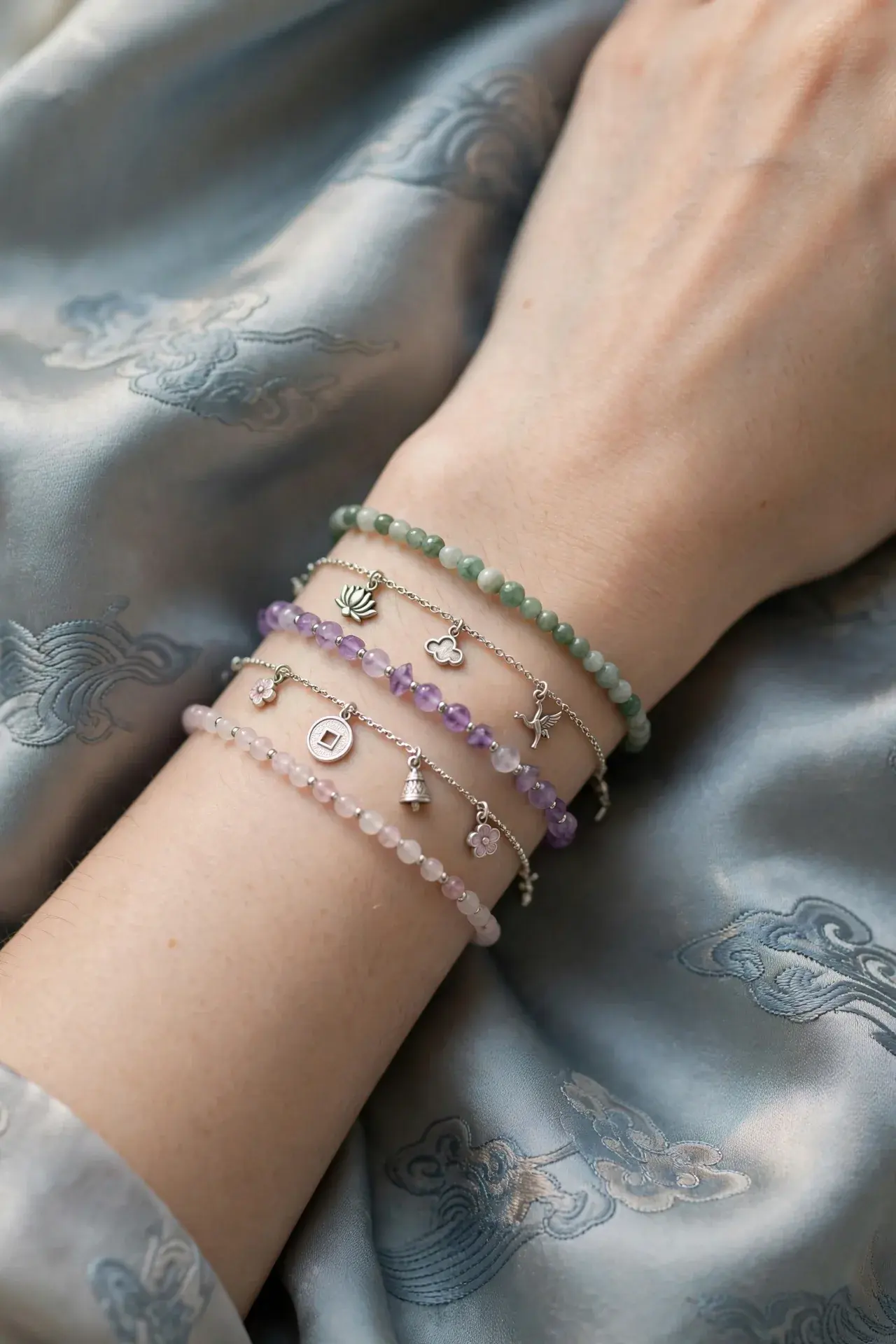 Layering: nghệ thuật xếp lớp vòng đá với vòng charm